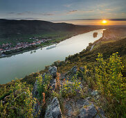 Blick über die Donau von der Ferdinandswarte bei Sonnenuntergang, Wachau, Niederösterreich, Österreich, Europa