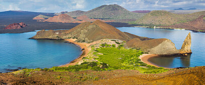 Felsformation Pinnacle Rock auf der Insel Bartolome, im Hintergrund Isla Santiago,  Galapagos Inseln, Ecuador, Südamerika