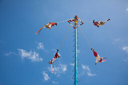 Junge Männer hängen an Seilen von einem Pfahl während dem traditionellen Danza de los Voladores, Tanz der Flieger, Tulum, Riviera Maya, Quintana Roo, Mexiko, Mittelamerika