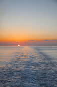 Sonnenuntergang und Welle hinterm Kiel von Kreuzfahrtschiff MS Deutschland (Reederei Peter Deilmann), nahe Kaimaninseln (Cayman-Inseln), Karibik