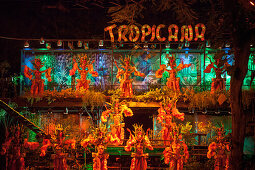 Farbenfrohe Tanzvorführung in der Tropicana Cabaret Club Show, Havanna, Havana, Kuba, Karibik