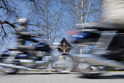 Motorradtouren um Garmisch, Motorradfahrer, Kreuz, Allee nördlich Benediktbeuern, Oberbayern, Bayern, Deutschland