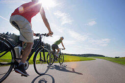 Junge Frau und junger Mann auf e-bike, Starnberger See, Oberbayern, Bayern, Deutschland
