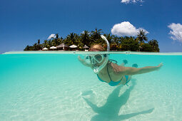 Frau schnorchelt vor Kurumba, Nord Male Atoll, Indischer Ozean, Malediven