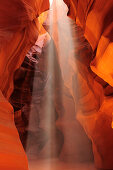 Sonnenstrahl fällt in bunten Sandsteincanyon ein, Upper Antelope Canyon, Antelope Canyon, Page, Arizona, Südwesten, USA, Amerika