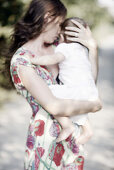 Junge Mutter hält Tochter im Arm, Alte Donau, Wien, Österreich