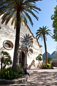 Leute unter den Palmen sitzend, Landhaus, Jardines de Alfabia, Tramantura, Bunyola, Mallorca, Spanien