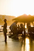 Menschen an einer Strandbar bei Sonnenuntergang, Los Canos de Meca, Andalusien, Spanien, Europa