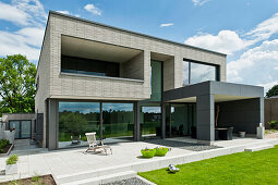 Einfamilienhaus mit überdachter Terrasse, Neuenkirchen, Nordrhein-Westfalen, Deutschland