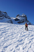 Frau auf Skitour steigt auf Kleine Sulzfluh zu, Skitour Sulzfluh, Rachen, Rätikon, Montafon, Vorarlberg, Österreich