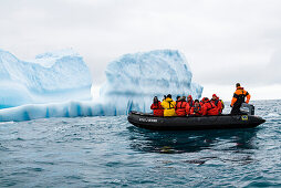 Eisberg und Zodiac vor der Antarktischen Halbinsel, Antarktis