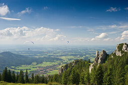 Gleitschirmflieger an der Kampenwand, Aschau, Chiemgau, Bayern, Deutschland