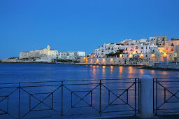 Vieste, eine Kommune an der italienischen Adriaküste bei Abendlicht, Gargano, Apulien, Italien