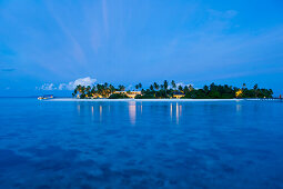Blick auf Insel mit Park Hyatt Maldives Hadahaa am Abend, Gaafu Alifu Atoll, North Huvadhoo Atoll, Malediven