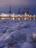 Eis am Ufer der Elbe am Abend, im Hintergrund der Containerhafen Waltershof, Hansestadt Hamburg, Deutschland, Europa