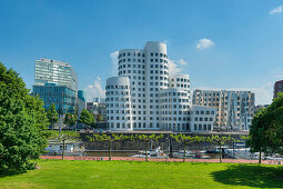 Blick auf den Neuen Zollhof mit Gehry Bauten, Medienhafen, Düsseldorf, Nordrhein-Westfalen, Deutschland, Europa