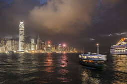 Star Ferry und Silhouette von Hong Kong Island bei Nacht, Hongkong, China, Asien