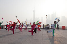 Morgengymnastik, Frauen beim Fächertanz am Bund am Morgen, Shanghai, China, Asien