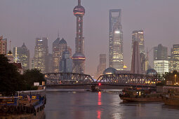 Blick auf Huangpu Fluss, Waibaidu Brücke und Skyline von Pudong bei Nacht, Shanghai, China, Asien