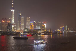 Blick über den Huangpu Fluss auf die Skyline von Pudong bei Nacht, Shanghai, China, Asien