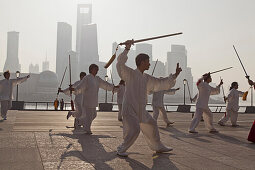 Morgengymnastik, Männer beim Schwerttanz am Bund am Morgen, Shanghai, China, Asien