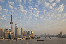 Skyline von Pudong am Huangpu Fluss unter Wolkenhimmel, Pudong, Shanghai, China, Asien