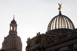 Glaskuppel der Kunstakademie mit Engel auf der Spitze der Kuppe, Sächsischer Kulturverein, und Kuppel der Frauenkirche, Stadtsilhouette Dresden, Dresden, Sachsen, Deutschland