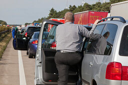 Autobahnstau, Stau auf einem deutschen Autobahn, Autos stehen im Stau, Autofahrer sind ausgestiegen, Deutschland