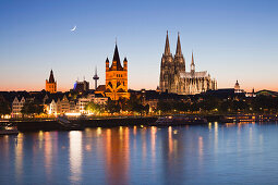 Blick über den Rhein auf die Altstadt mit Rathaus, Kirche Groß St. Martin und Dom im Abendrot, Köln, Nordrhein-Westfalen, Deutschland, Europa
