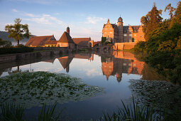 Blick über den Schlossteich zum Schloss Hämelschenburg, Emmerthal, Weserbergland, Niedersachsen, Deutschland, Europa