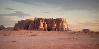 Felsformation im Wadi Rum bei Sonnenuntergang, roter Sand in der Wüste, Jordanien, Naher Osten, Asien