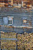 Holz ist vor altem Bauernhaus aufgeschichtet, Walserweg, Strassberg, Arosa, Graubünden, Schweiz