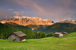 Almstadel vor Sellastock im letzten Licht, Grödnertal, Dolomiten, UNESCO Weltnaturerbe Dolomiten, Südtirol, Italien