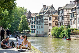 Leute am Flußufer, Petite France, Straßburg, Elsass, Frankreich