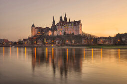 Elbe with Albrechtsburg castle and cathedral at dusk, Meissen, Saxony, Germany, Europe