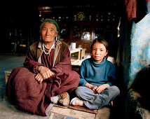 72 jährig Oma der Familie Tsemopa mit Enkelin, in Ney am Kloster Thagchokling, Ladakh, Ladakh, Jammu und Kashmir, Indien