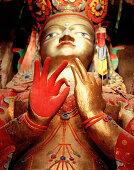 4 stöckige Buddhafigur aus dem 14 Jahrhundert, Maitreya Tempel im Basgo Palace, ehemalige Königspalast, Unesco Weltkulturerbe, am Indus Tal, Ladakh, Jammu und Kashmir, Indien