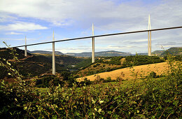 Autobahnbrücke in idyllischer Landschaft, Languedoc, Frankreich, Europa