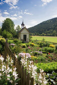 Kapelle mit Bauerngarten, Titisee, Schwarzwald, Baden-Württemberg, Deutschland, Europa