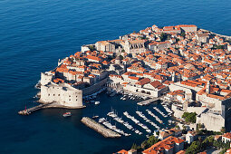 Panoramablick von oben auf Altstadt und Hafen von Dubrovnik, Kroatien