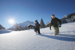 Zwei Jungen spielen im Schnee, Gargellen, Montafon, Vorarlberg, Österreich