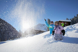 Kinder spielen im Neuschnee, Gargellen, Montafon, Vorarlberg, Österreich