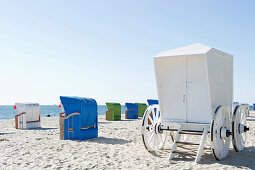 Historical changing cubicle and beachchairs on the beach, Wyk, Foehr, North Frisian Islands, Schleswig-Holstein, Germany, Europe