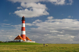 Leuchtturm Westerheversand und Radfahrer, Westerhever, Halbinsel Eiderstedt, Nationalpark Schleswig-Holsteinisches Wattenmeer, Nordfriesland, Schleswig-Holstein, Deutschland, Europa