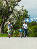 Familie fährt Fahrrad, Oberbayern, Bayern, Deutschland