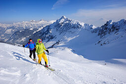 Zwei Skitourgeher beim Aufstieg zur Sulzspitze, Tannheimer Berge, Allgäuer Alpen, Tirol, Österreich