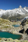 Lac Blanc mit Chalet du Lac Blanc, im Hintergrund Montblanc-Gruppe mit Glacier du Tour, Aiguille du Chardonnet und Aiguille d' Argentiere, Montblanc-Gruppe, Mont Blanc, Chamonix, Savoyen, Frankreich