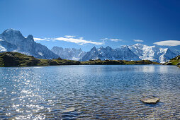 Mont Blanc-Gruppe über Bergsee, Mont Blanc-Gruppe, Mont Blanc, Chamonix, Savoyen, Frankreich