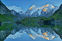 Grand Combin, Combin de Corbassiere und Petit Combin spiegeln sich in Bergsee, Walliser Alpen, Wallis, Schweiz