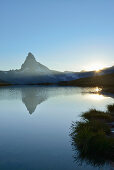 Matterhorn spiegelt sich in Bergsee, Walliser Alpen, Wallis, Schweiz